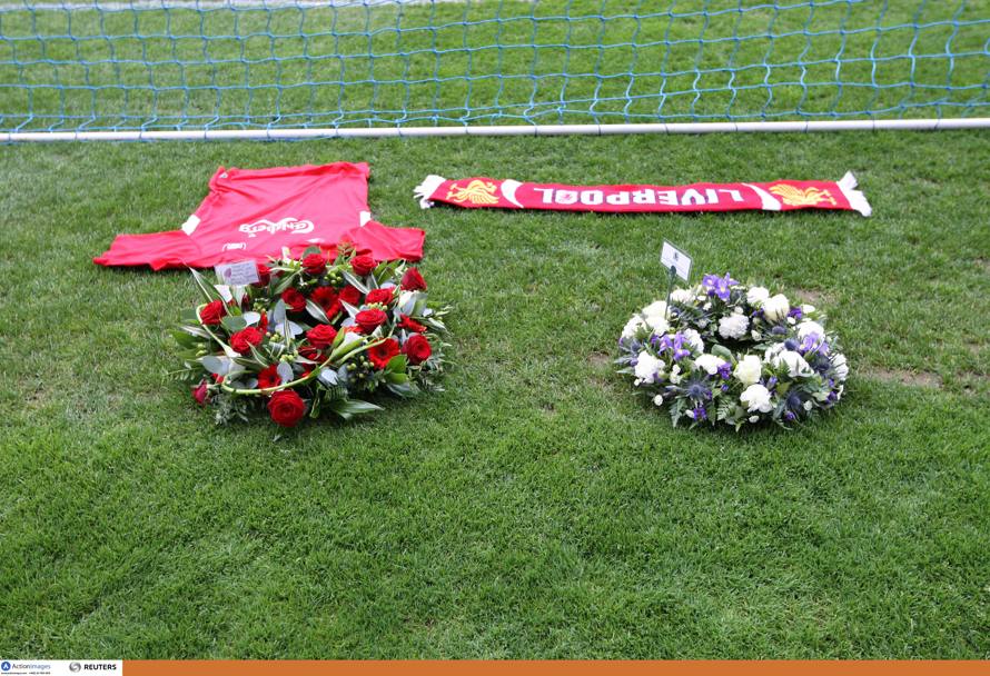 La maglia e la sciarpa del Liverpool con due mazzi di fiori: un altro tributo dello Sheffield alle vittime della tragedia di 25 anni fa. Action Images